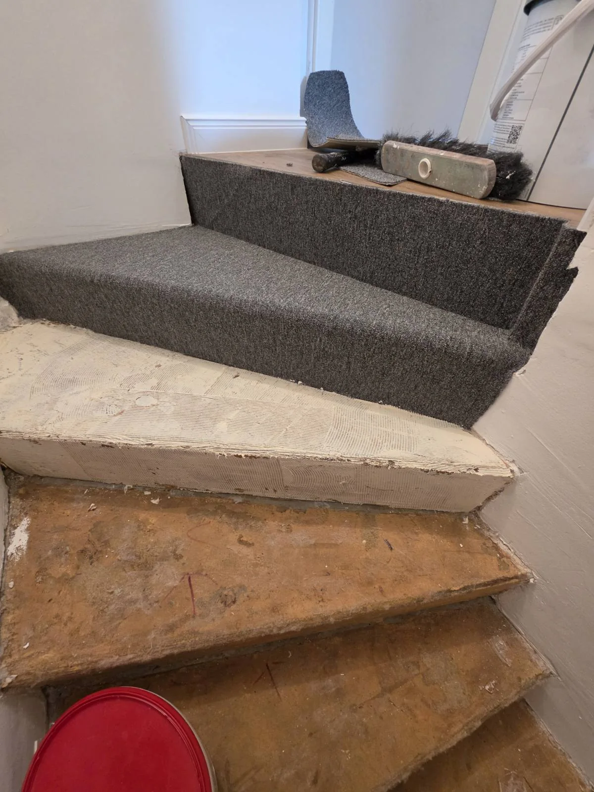 Treppenhaus während Teppichverlegung